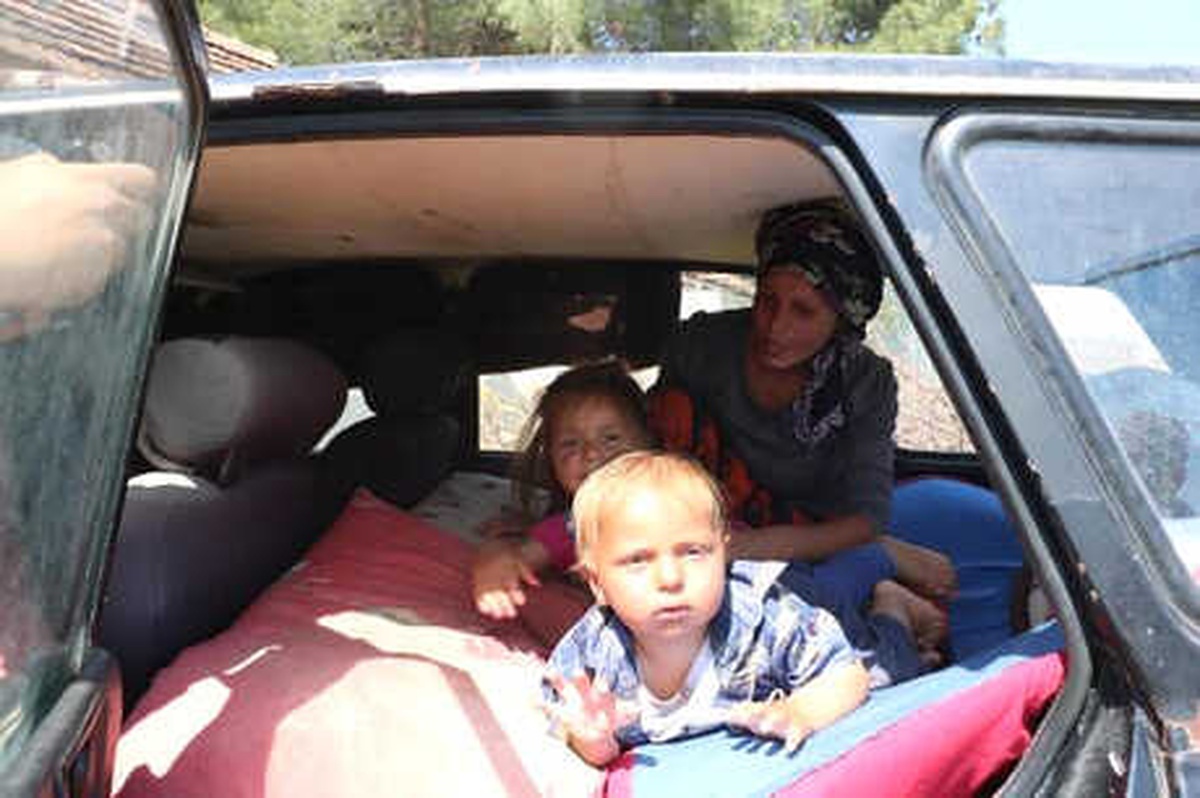 Kalacak Yerleri Olmayan Anne ve İki Çocuğu Otomobilde Yaşıyor