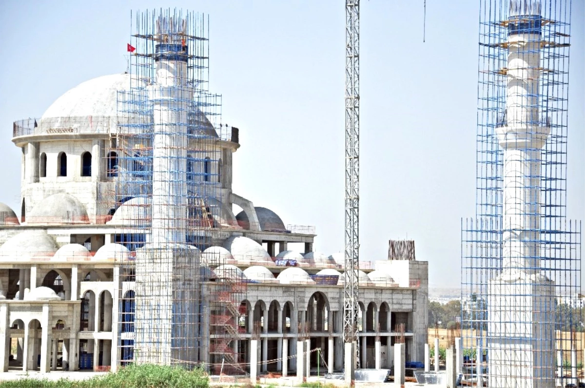 Kıbrıs\'ın En Büyük Camisinin Ana Kubbesi Tamamlandı