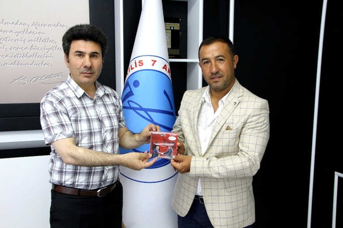 Kilisli Sanatçı Gözükızıl, Rektör Karacoşkun\'a Kasetini Hediye Etti