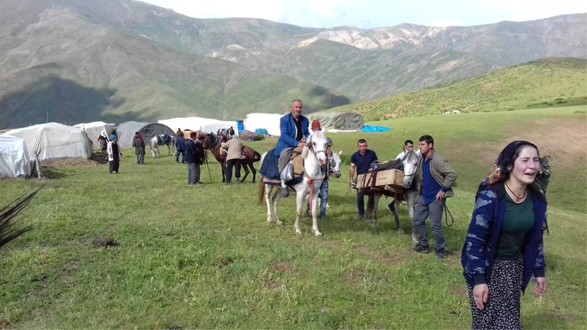 Yıldırım Çarpıp Ölen 18 Yaşındaki Gencin Cenazesi Katır Sırtında Taşındı