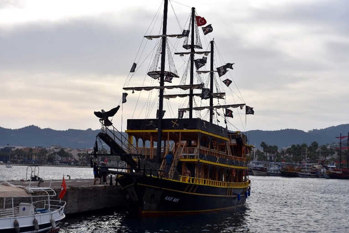 Marmaris\'te Teknenin Dümeni Kitlendi Faciadan Dönüldü