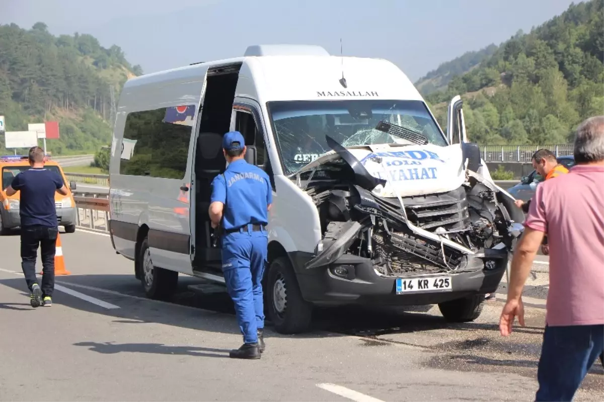 Memurları Taşıyan Minibüs, İş Makinesine Çarptı: 10 Yaralı