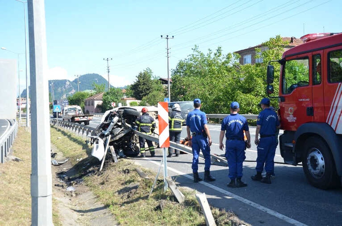 Otomobil Bariyerlere Saplandı: 1 Yaralı