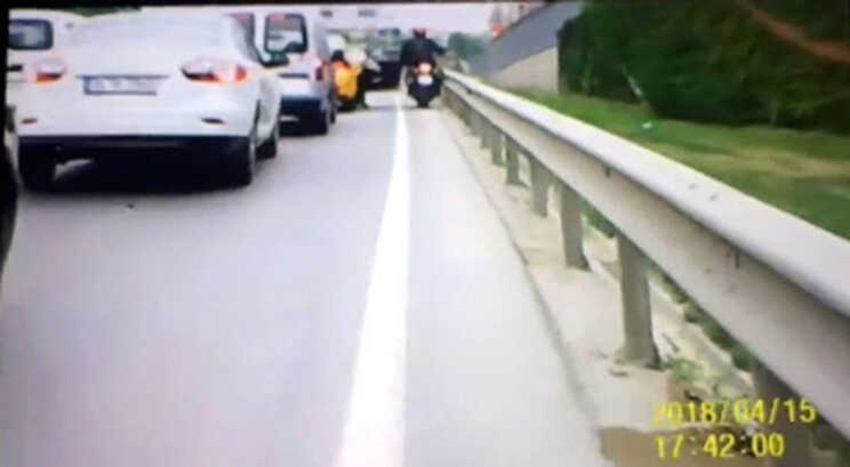 E-5\'te Taksinin Kapısını Açtı, Motosikletli Ölümden Döndü