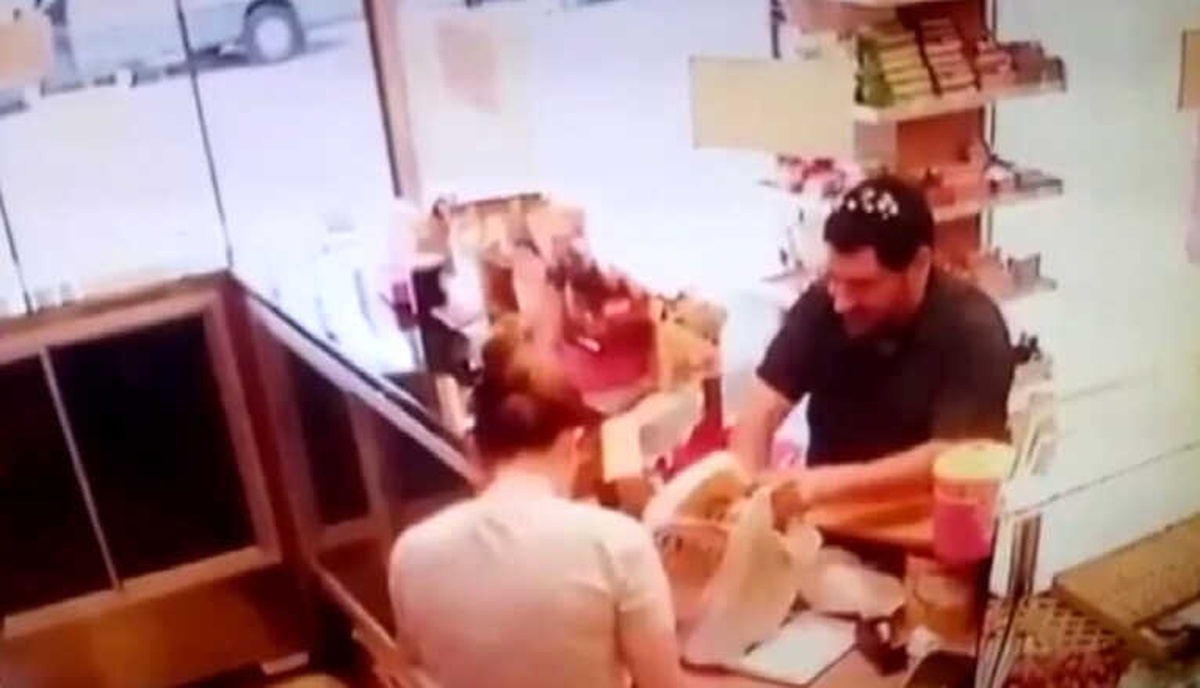 Kasiyerin Cep Telefonunu Yüzüne Gülerek Böyle Çaldı