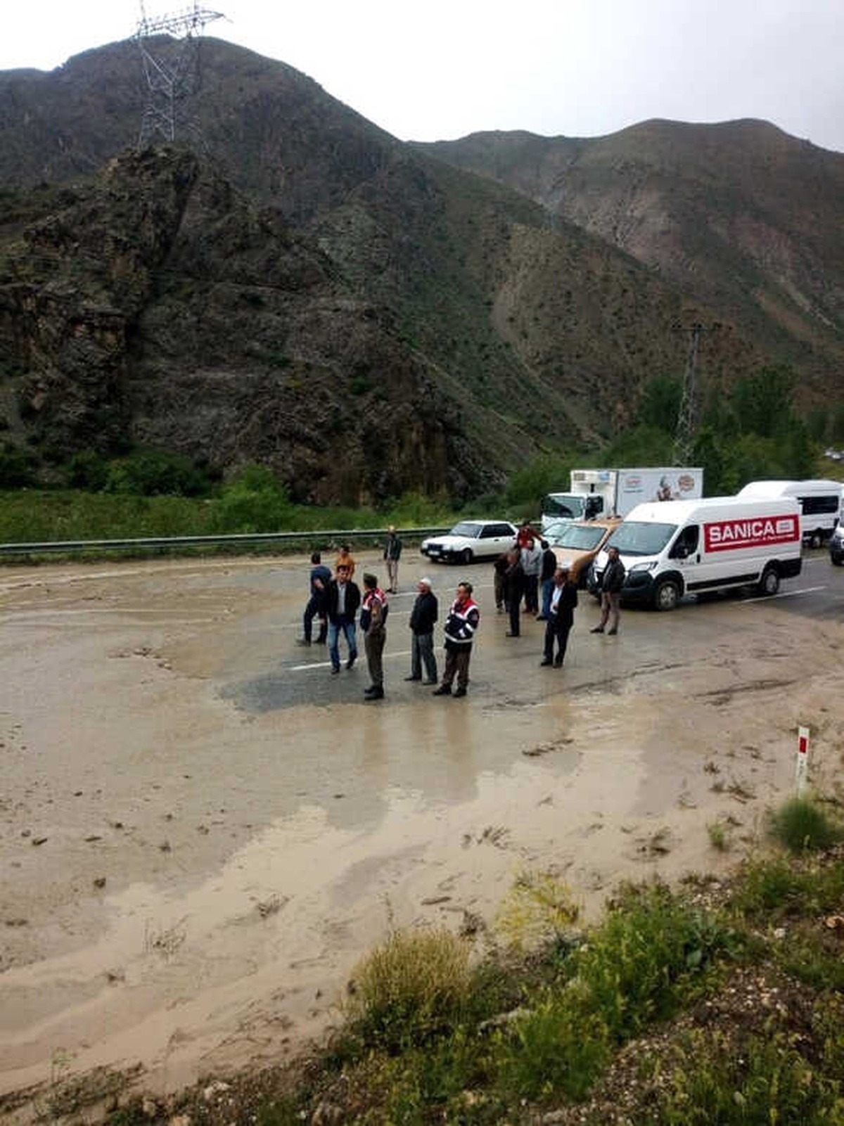 Sel Tortum-Artvin Karayolunu Trafiğe Kapattı