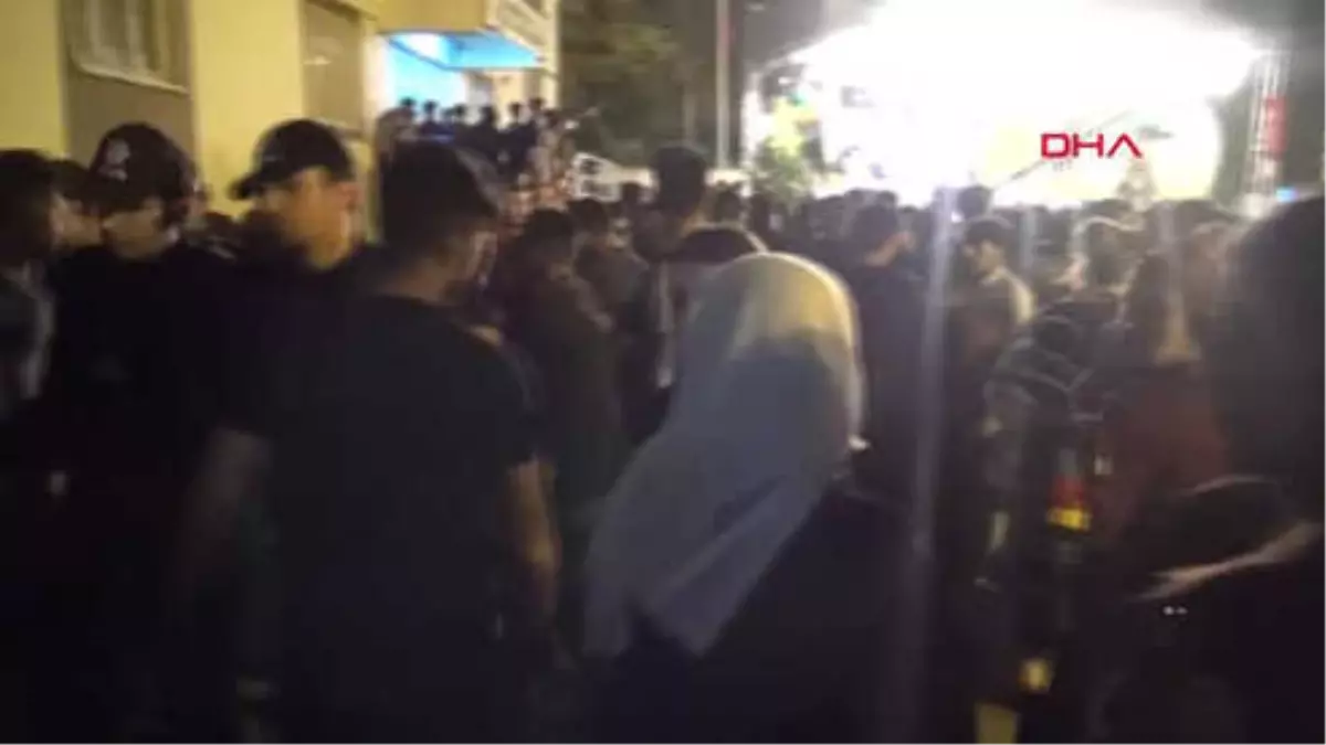 Şırnak Uludere\'de Küçük Bir Kız, Sağanak Yağmur Altında Atatürk Büstü\'ne Şemsiye Tuttu