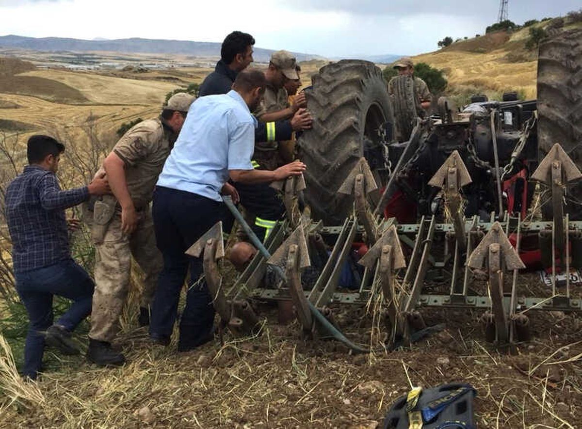 Sürücü 3 Saat Traktörün Altında Kaldı