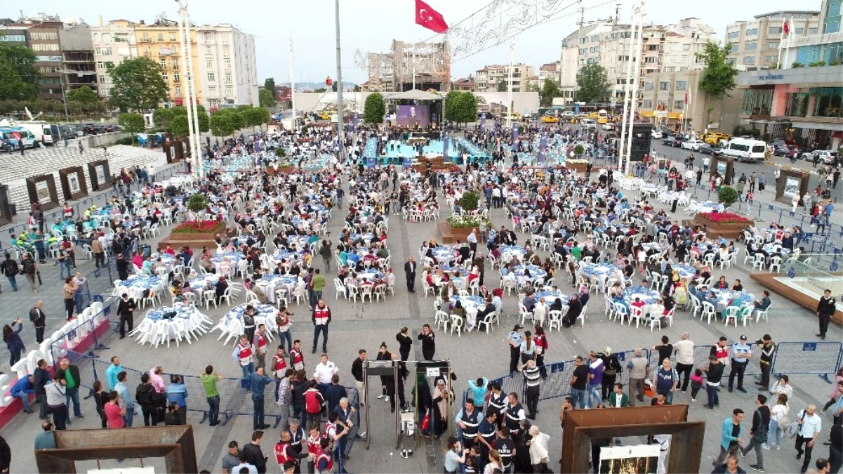 Taksim Meydanı\'ndaki Dev İftar Havadan Görüntülendi