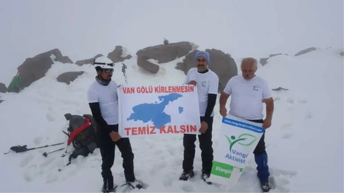 Van Gölü\'ne Dikkat Çekmek İçin Süphan Dağı\'na Zirve Yaptılar