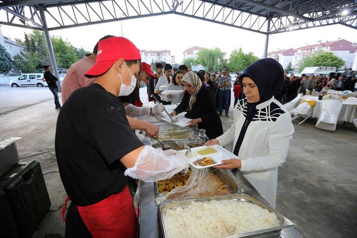 Yaşar, Yenimahallelileri İftarlarda Ağırlıyor