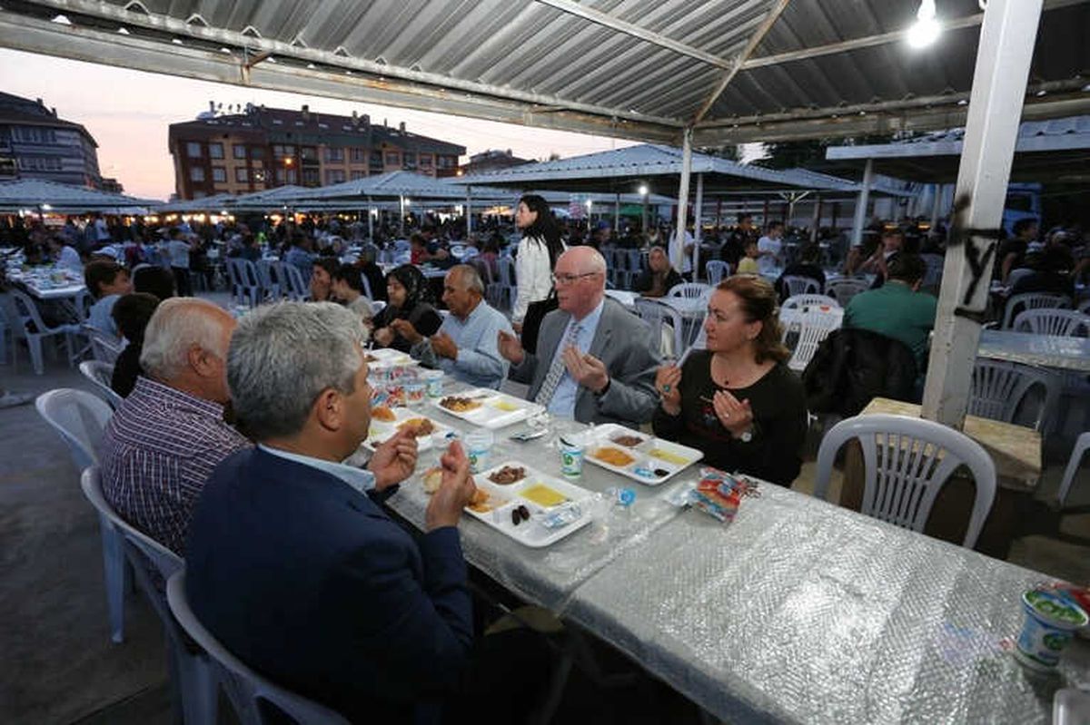Yenikent\'te 4 Bin Yurttaş İftarda Buluştu