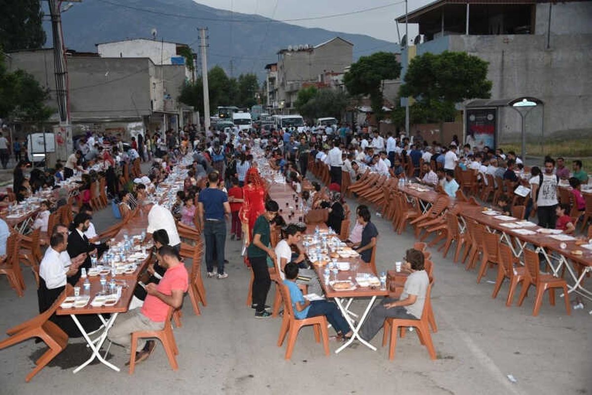 Yunusemre İftar Sofrasını Spil\'de Kurdu