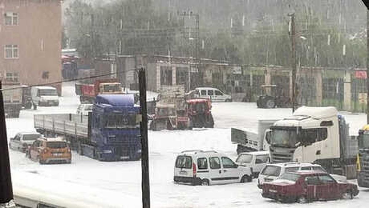 15 Dakikalık Dolu, İlçeyi Beyaza Bürüdü