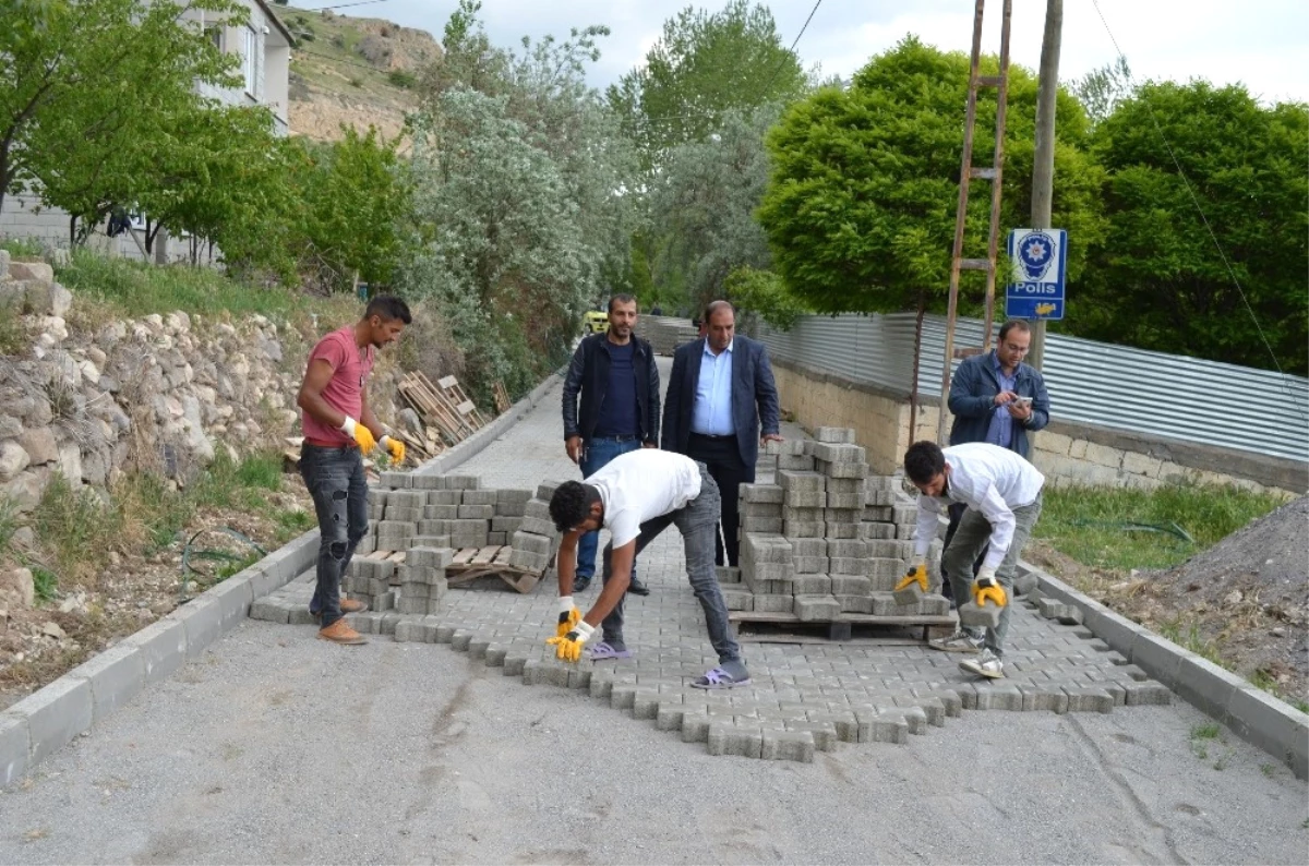 Adilcevaz\'da Parke Taşı Döşeme ve Kaldırım Yenileme Çalışması