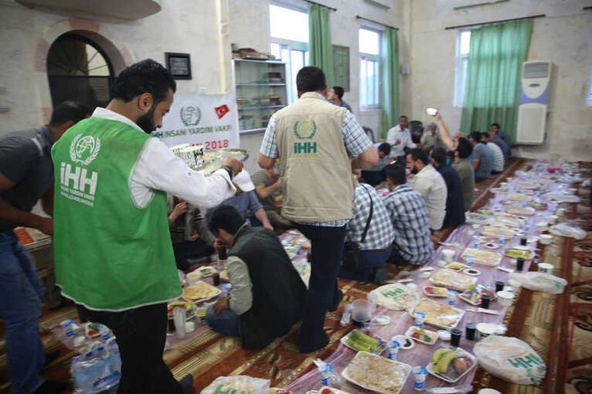Afrin\'de Türkiye\'den Hayırseverler İftar Veriyor