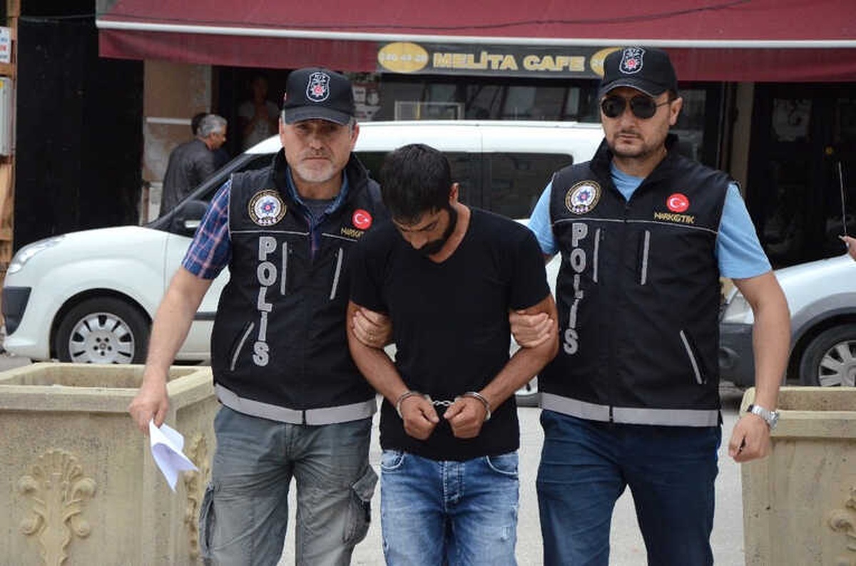 Babasını Kelepçeli Gören Minik Kız Gözyaşlarına Boğuldu