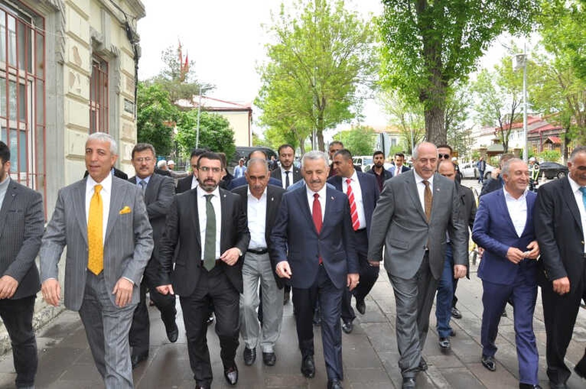 Bakan Arslan\'ın Karslılar Bağrına Bastı