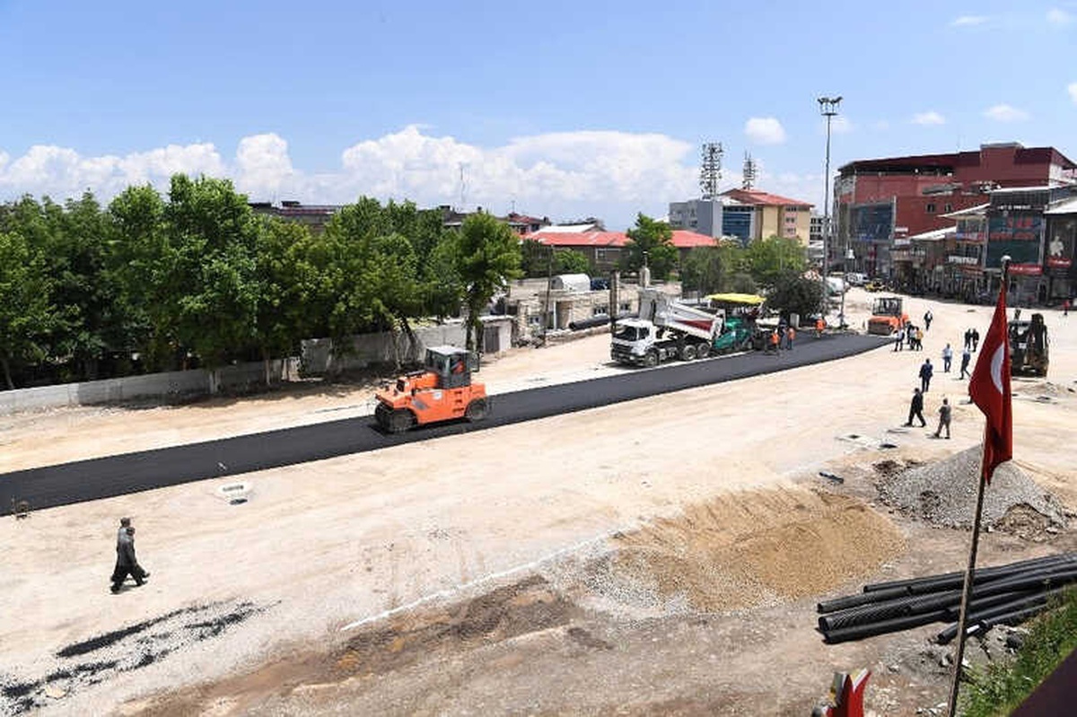Belediye Meydanında Birinci Kat Asfalt Kaplama Çalışmaları Başladı