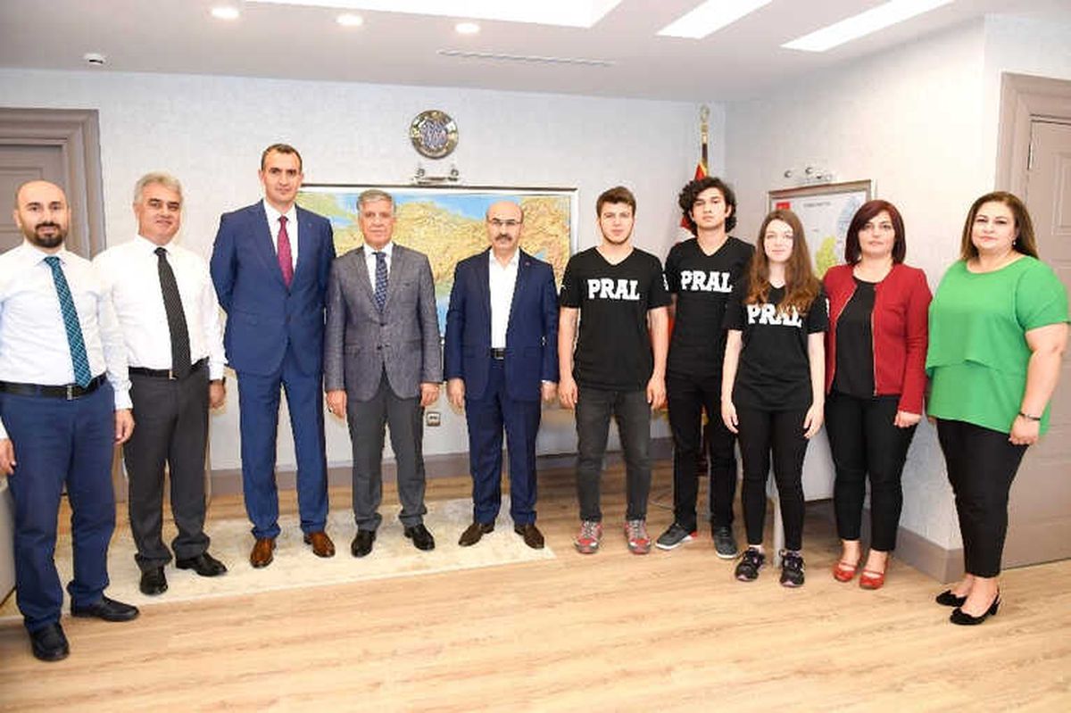Bilgi Yarışmasında Türkiye Birincisi Olan Öğrenciler, Vali Demirtaş\'ı Ziyaret Etti