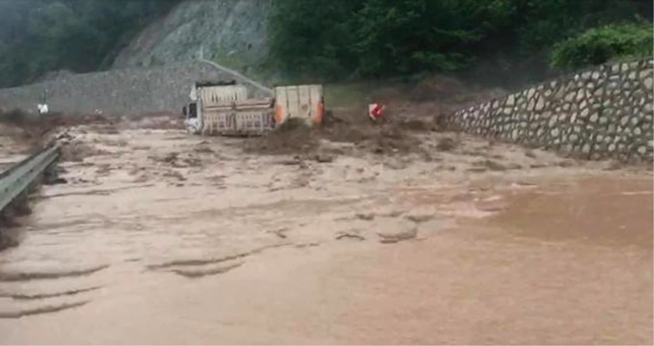 Bursa\'da Aşırı Yağış Hayatı Felç Etti! Sel Suları Kamyoneti Sürükledi