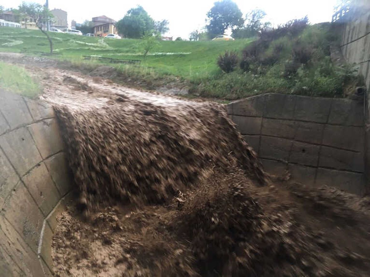 Bursa\'da Yollar Dereye Döndü, Araçlar Yolda Kaldı