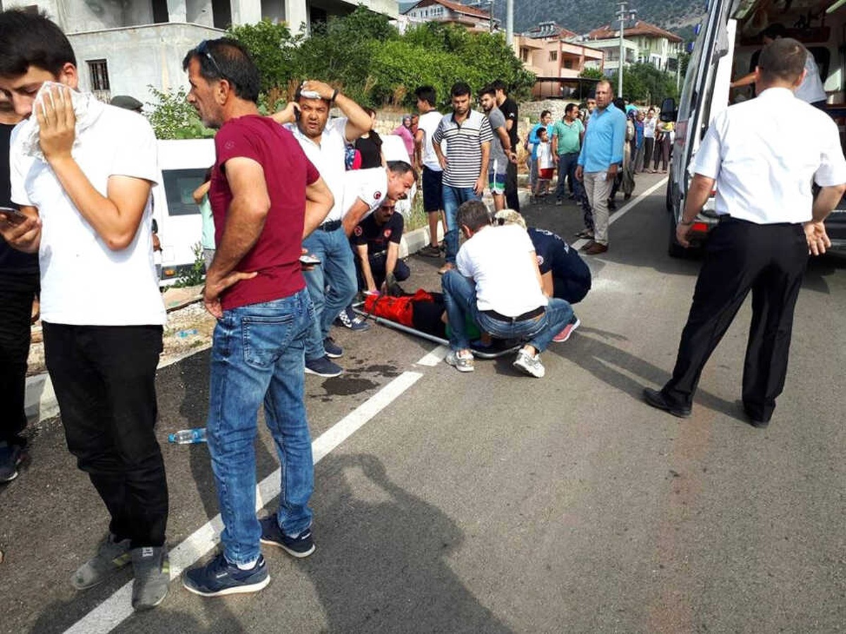 Demre\'de Öğrenci Servisi Kaza Yaptı: 5 Öğrenci Yaralı
