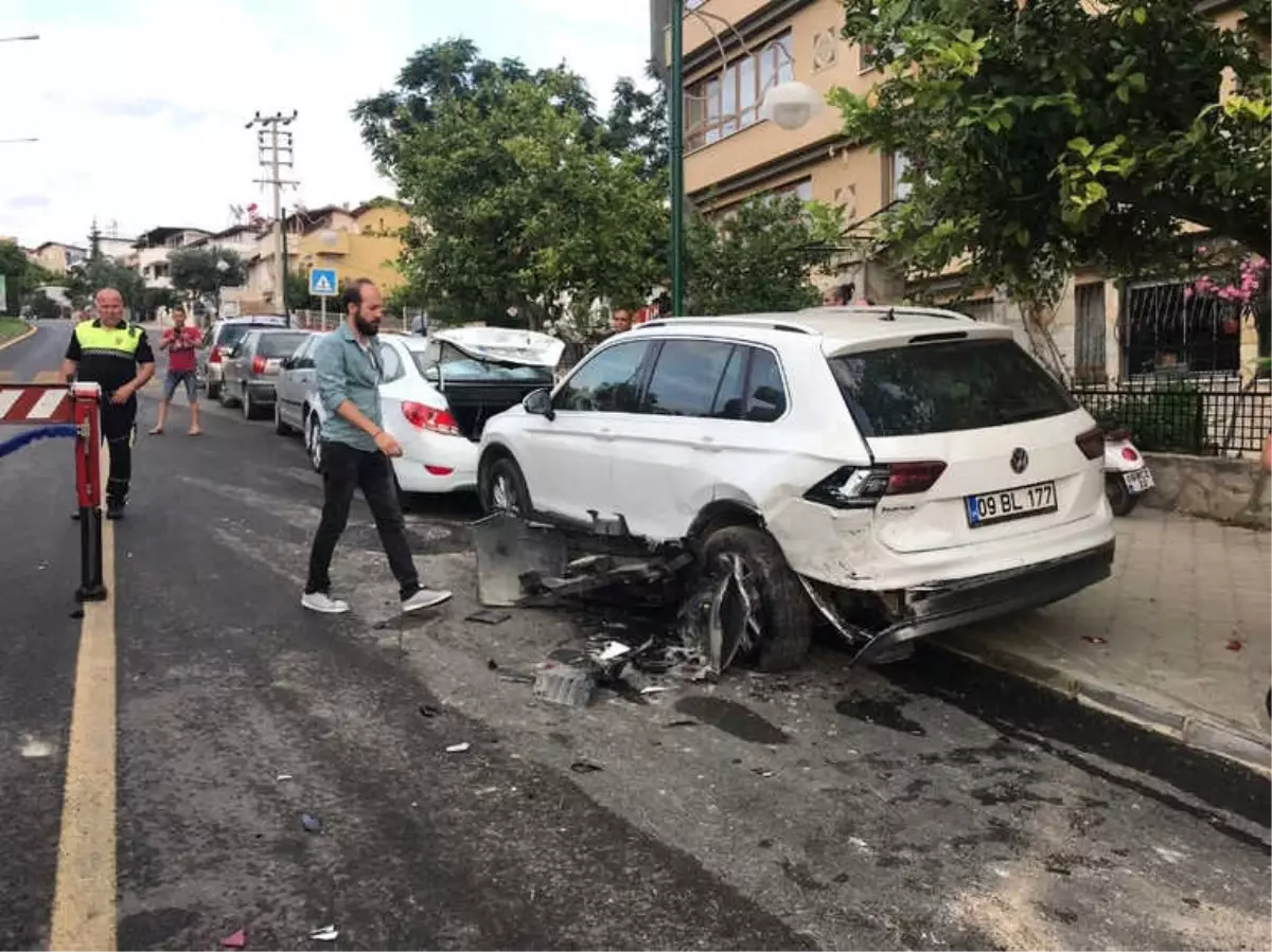 Direksiyon Hakimiyetini Kaybeden Sürücü Park Halindeki Araçlara Çarptı