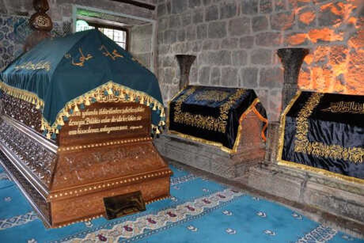 Diyarbakır\'daki Sahabe Türbelerine Yeni Örtü Serildi