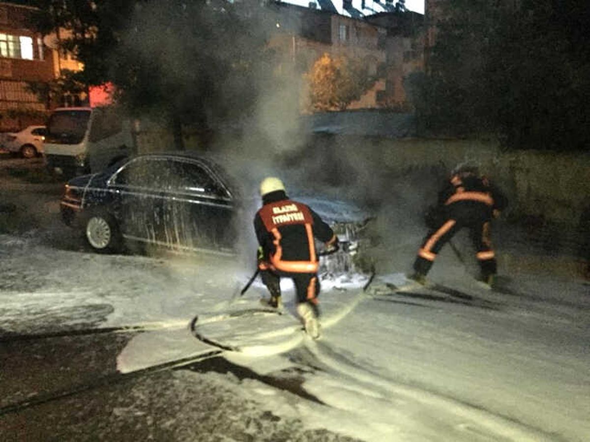 Elazığ\'da Park Halindeki Otomobil Yandı