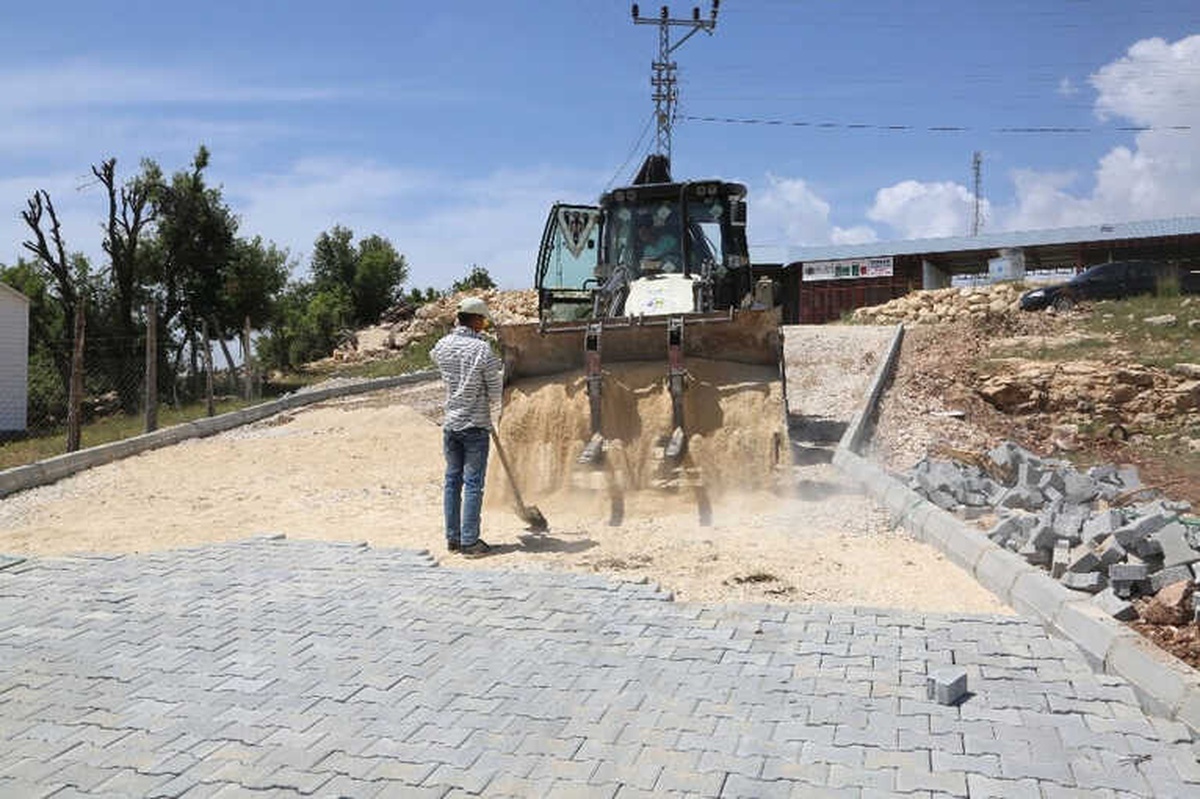 Erdemli Çamlı Mahallesi\'nin Yolları Parke Taşı ile Döşeniyor