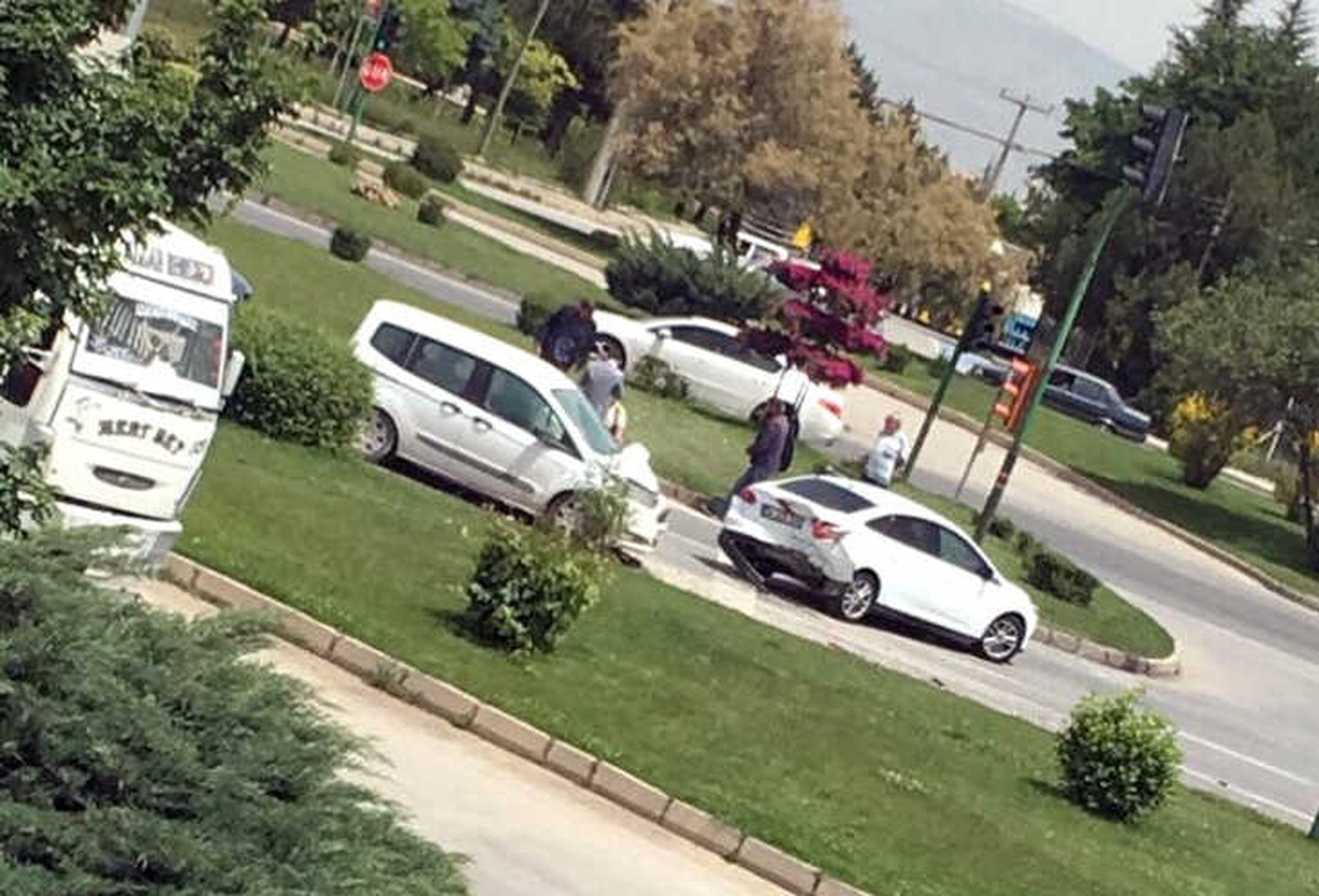 Eskişehir\'de Otomobiller Çarpıştı: 1 Yaralı