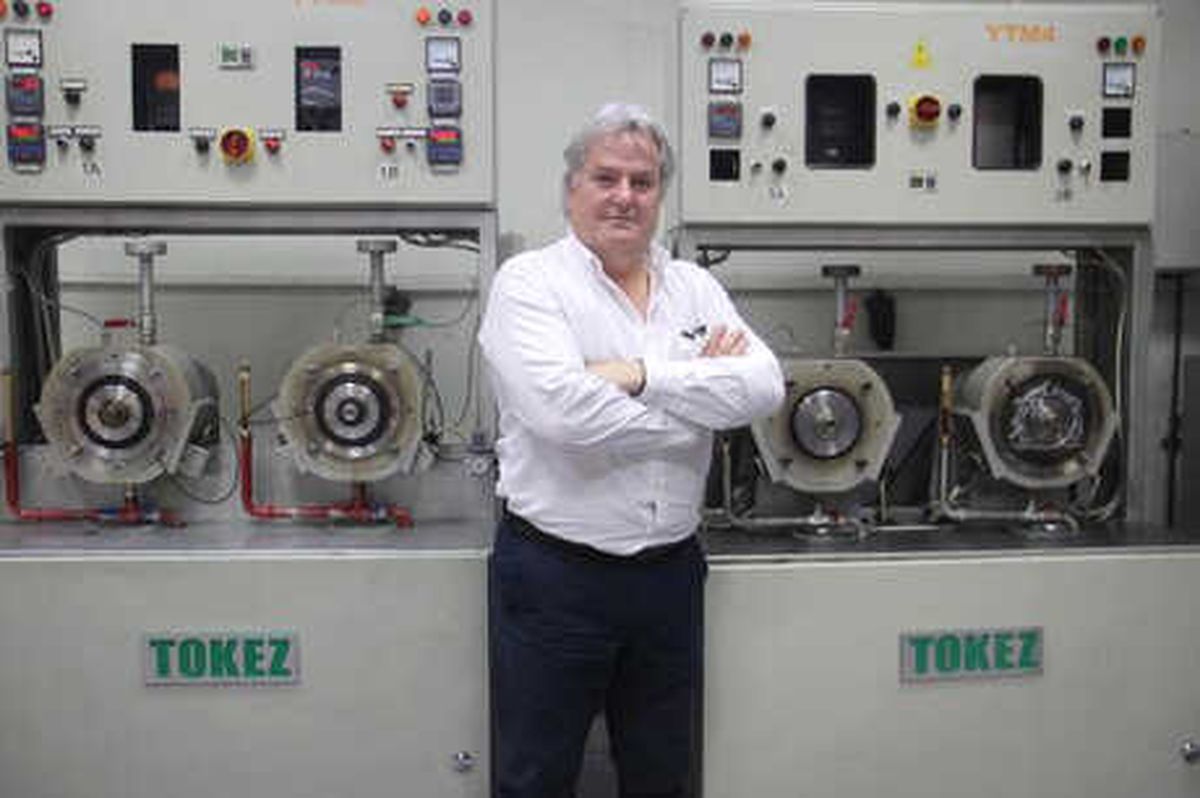 Fabrikasına Giderken Toplu Ulaşımı Kullanıyor