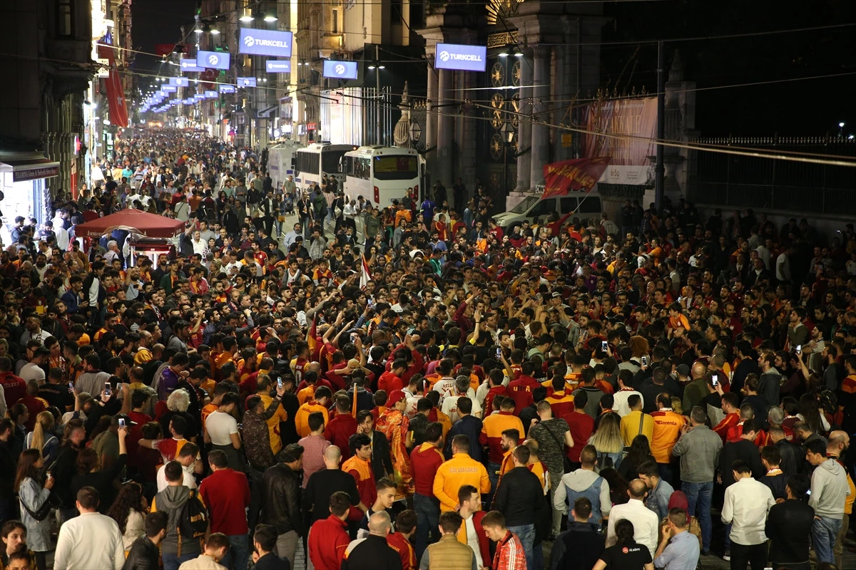 Galatasaraylı Taraftarlardan Şampiyonluk Kutlaması