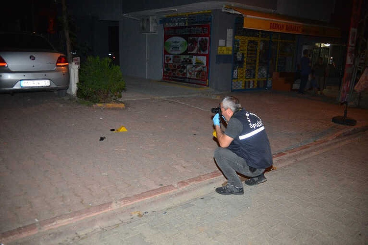 Gece Yarısı Motosiklet ile Yanaşan Bir Kişi 2 Araca Takip Cihazı Yerleştirdi