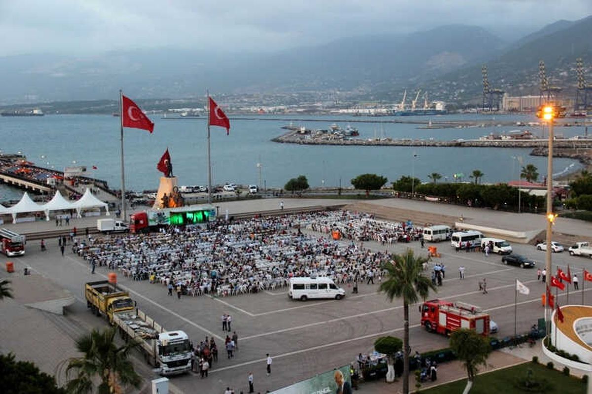 Hatay Büyükşehir Belediyesi İskenderun\'da İftar Verdi