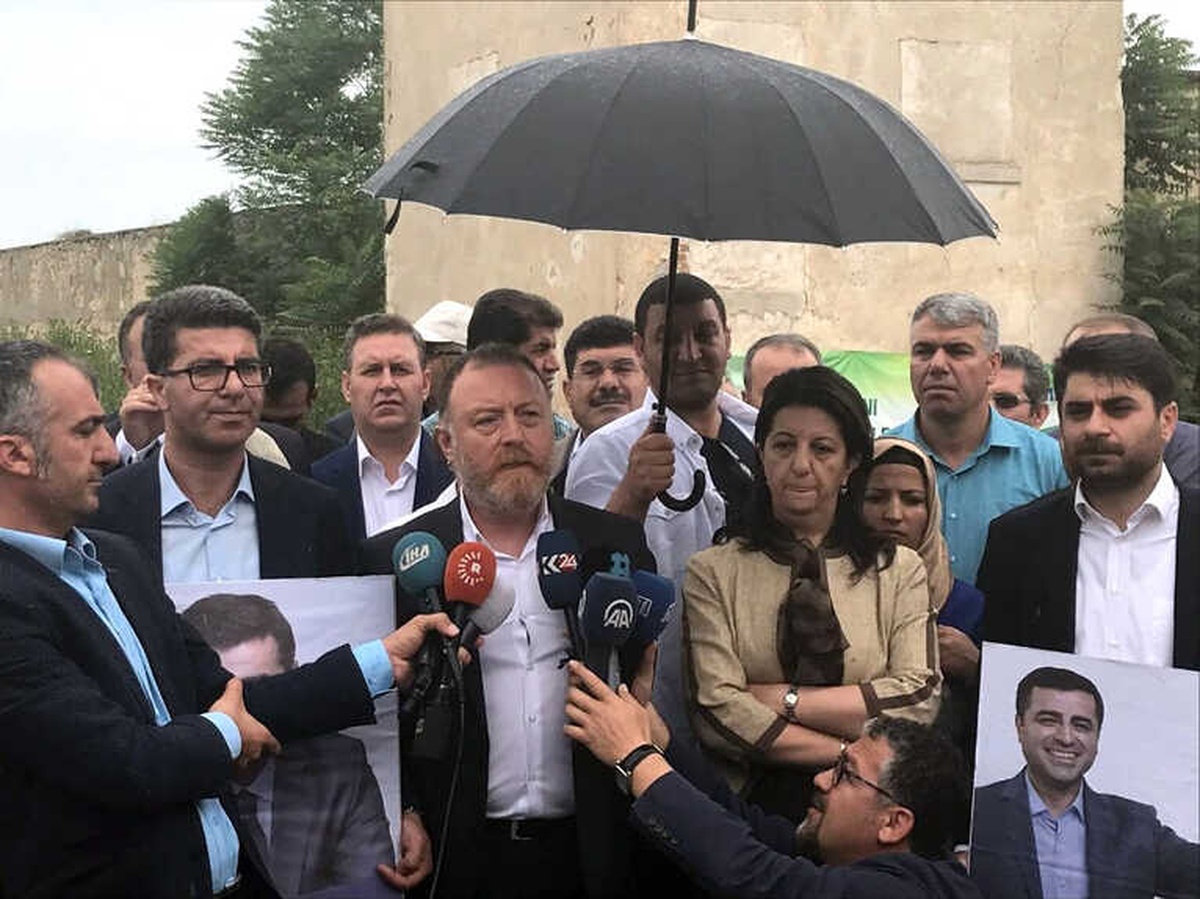 Hdp Eş Başkanlarına Edirne\'de Büyük Şok, 5 Kilometre Yaklaştırılmadılar