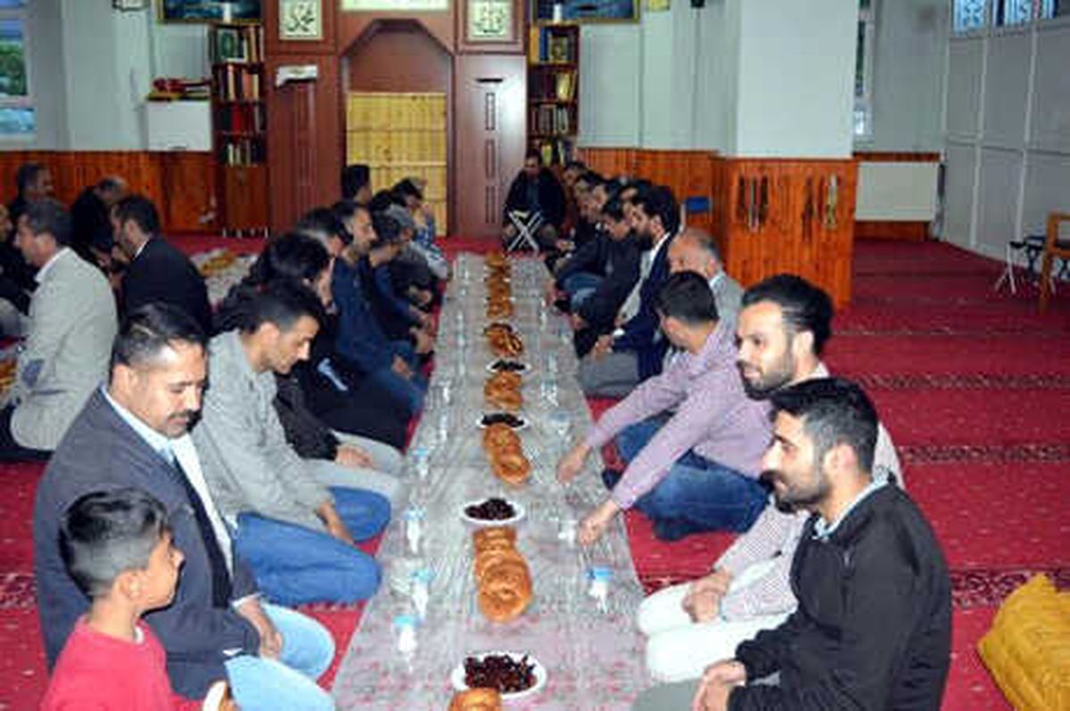İftarlarını Hurma ve Simitle Yaptılar