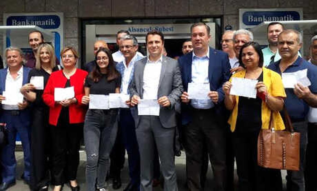 İzmir\'de CHP\'lilerden İnce\'nin Kampanyasına Bağış