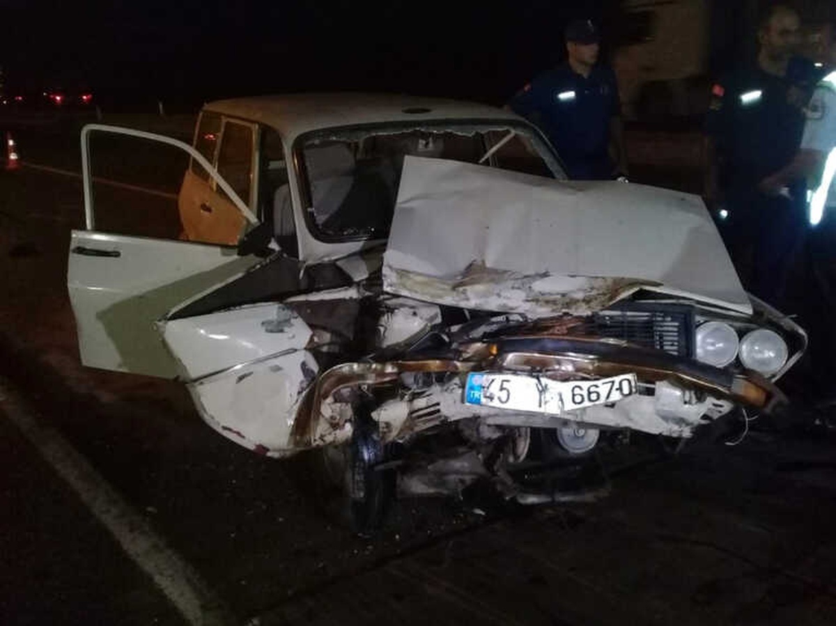 İzmir\'de Otomobil ile Traktör Çarpıştı: 1 Yaralı