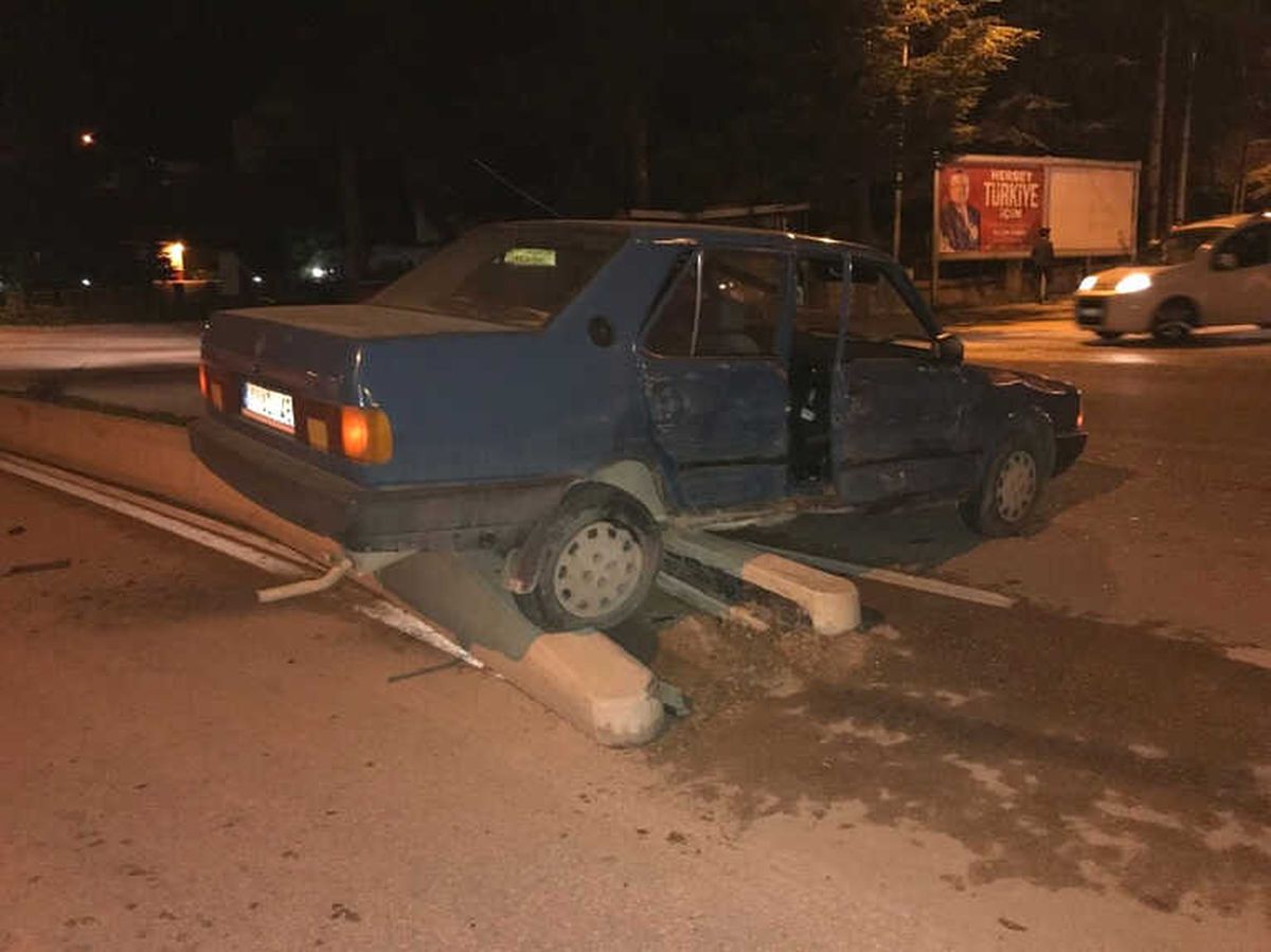 Kazaya Karışan Araç Orta Refüjde Durabildi