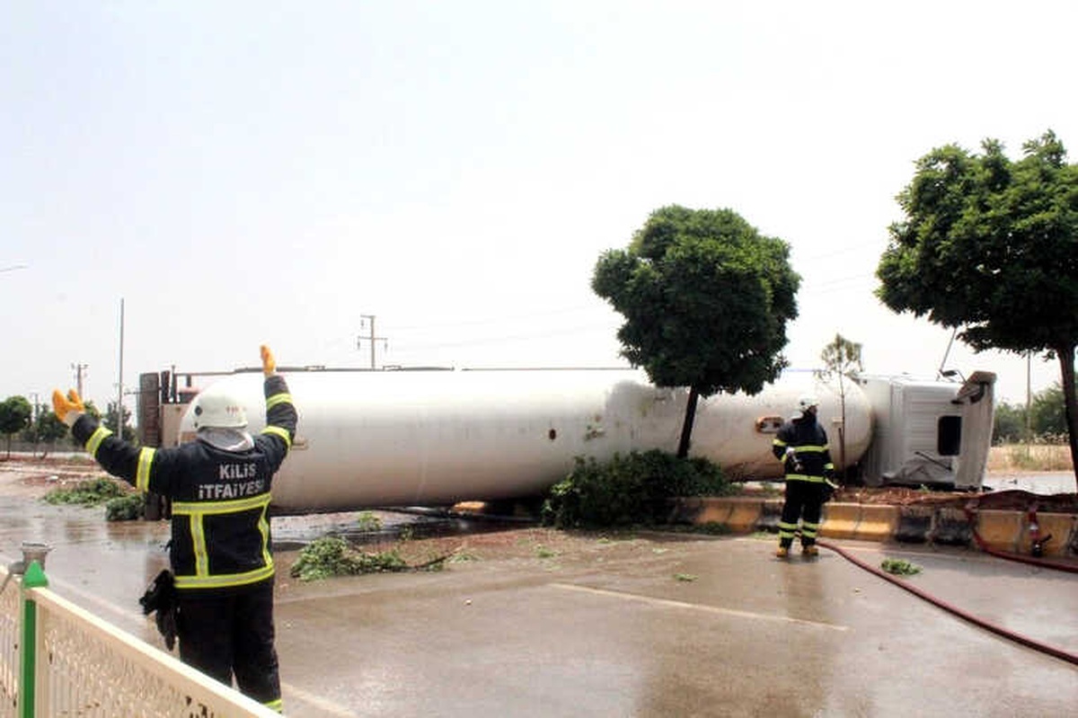 Kilis\'te Lpg Yüklü Tankerin Soğutma Çalışmaları Sürüyor