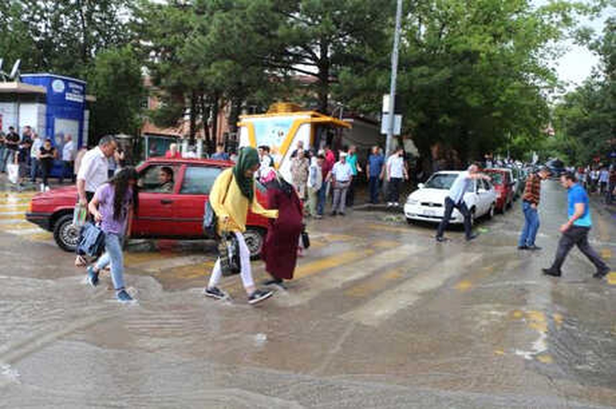 Kırıkkale\'de Sağanak ve Dolu Hayatı Felç Etti