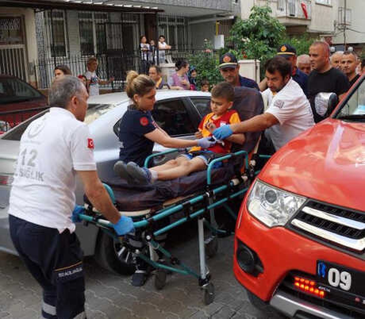 Küçük Alp\'in Bileğine Balkon Demiri Saplandı