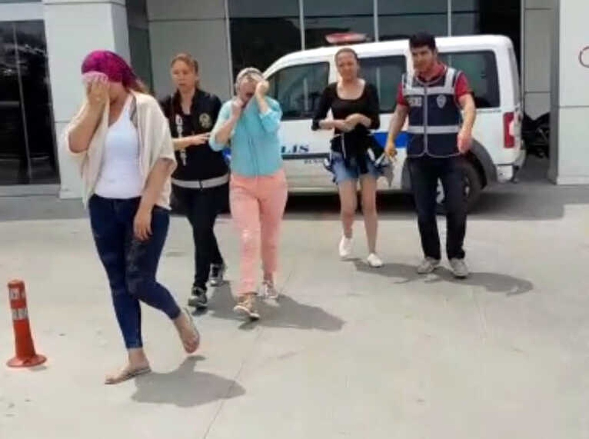 Kuşadası\'nda Otele Fuhuş Operasyonu: 5 Gözaltı