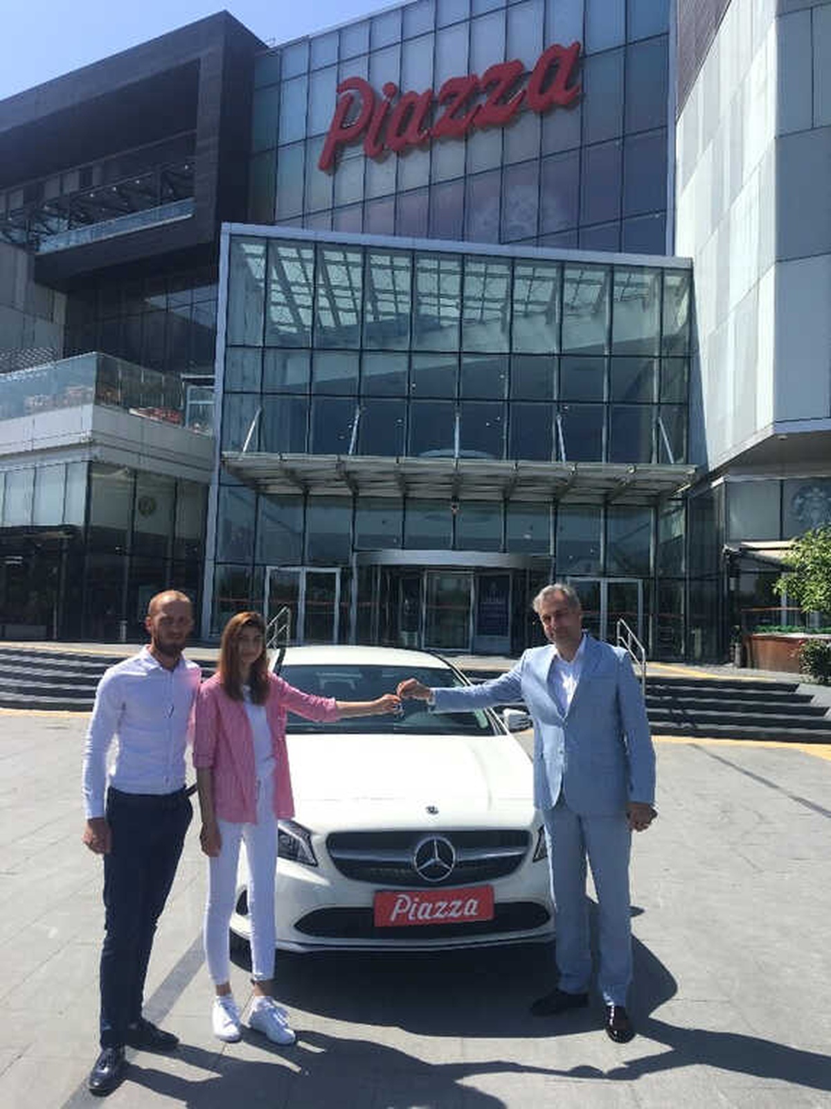 Markette Reyon Görevlisi Çekilişle Lüks Otomobil Kazandı