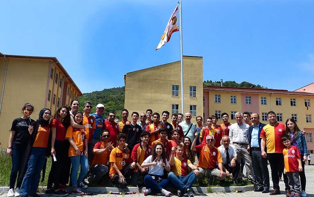 Meşaleler Yakıp Galatasaray Bayrağı\'nı Göndere Çektiler