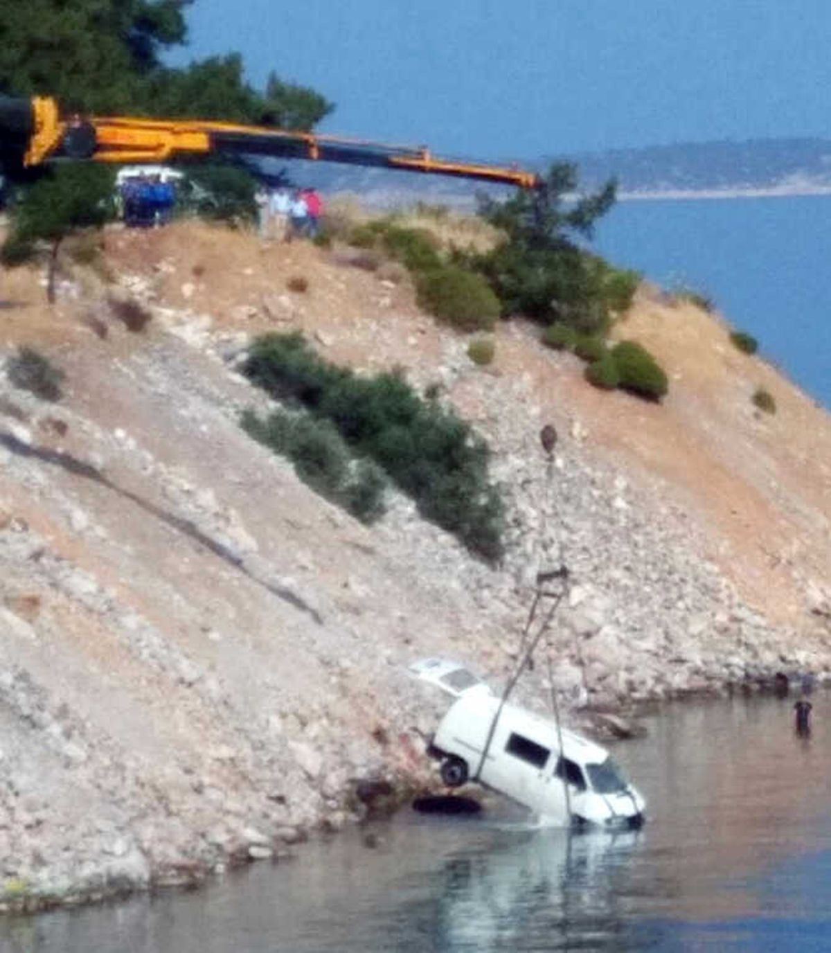 Muğla\'da Kamyonet Denize Uçtu: 2 Yaralı