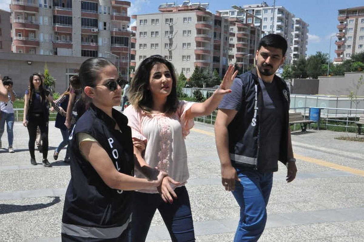 Ofis Basan Kızlardan 2\'si Tutuklandı
