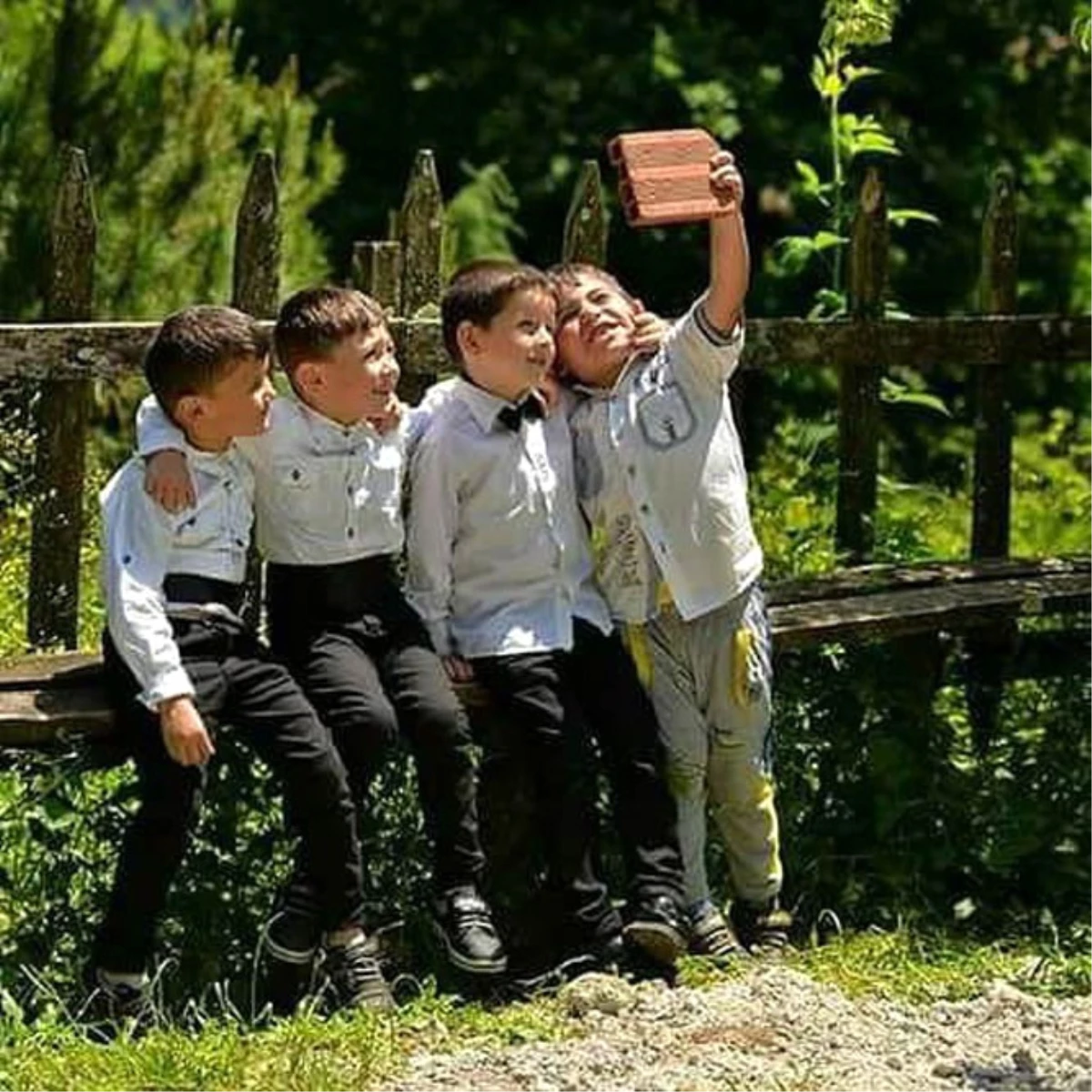 Öğrencilerin Tuğla ile Selfiesi